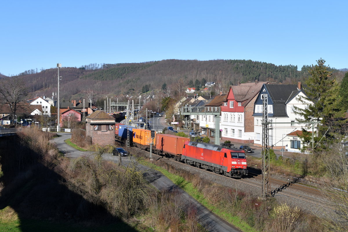 152 067 mit einem Containerzug am 05.02.2020 in Freden(Leine)