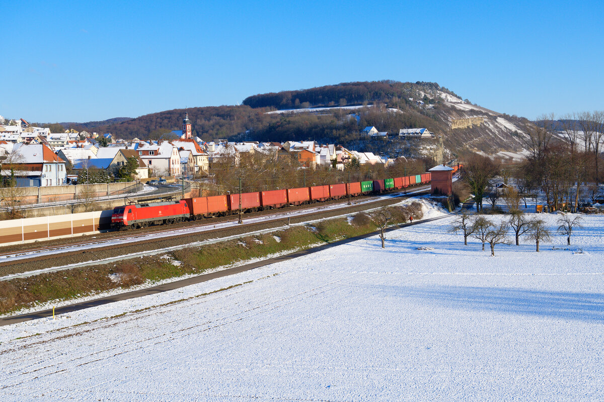 152 069 DB Cargo mit einem Containerzug bei Retzbach-Zellingen Richtung Gemünden, 12.02.2021