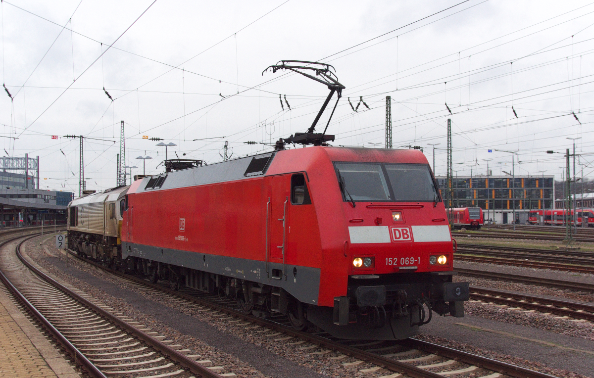 152 069 hat ECR 077 002-9 am Haken und wartet auf Ausfahrt frei aus dem Hbf. Saarbrücken. 24.11.2015