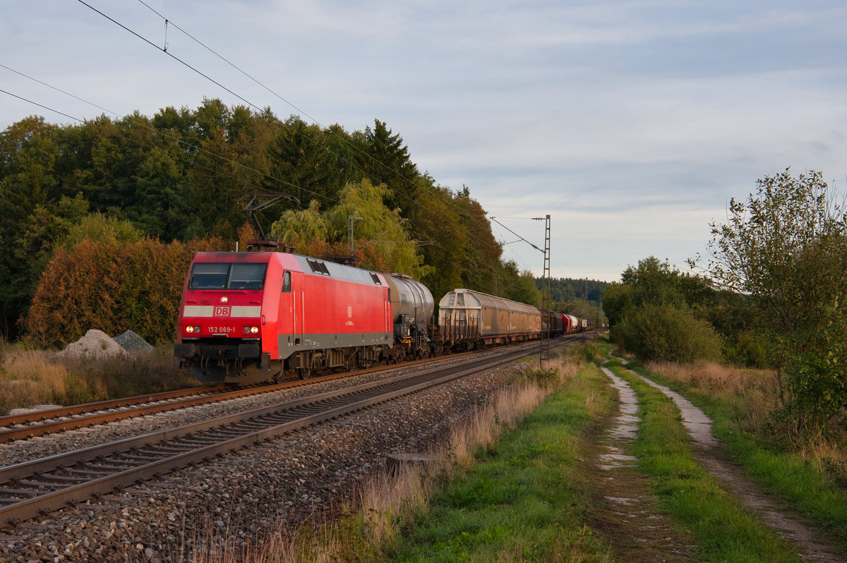 152 069 mit einem gemischten Güterzug bei Postbauer-Heng Richtung Nürnberg, 26.09.2018