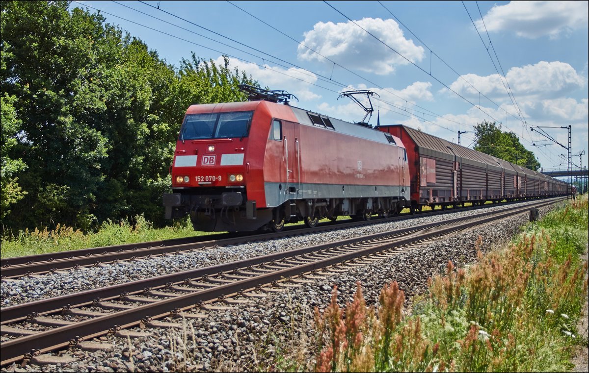 152 070-8 passiert am 05.07.2017 mit einen Autozug Thüngersheim.
