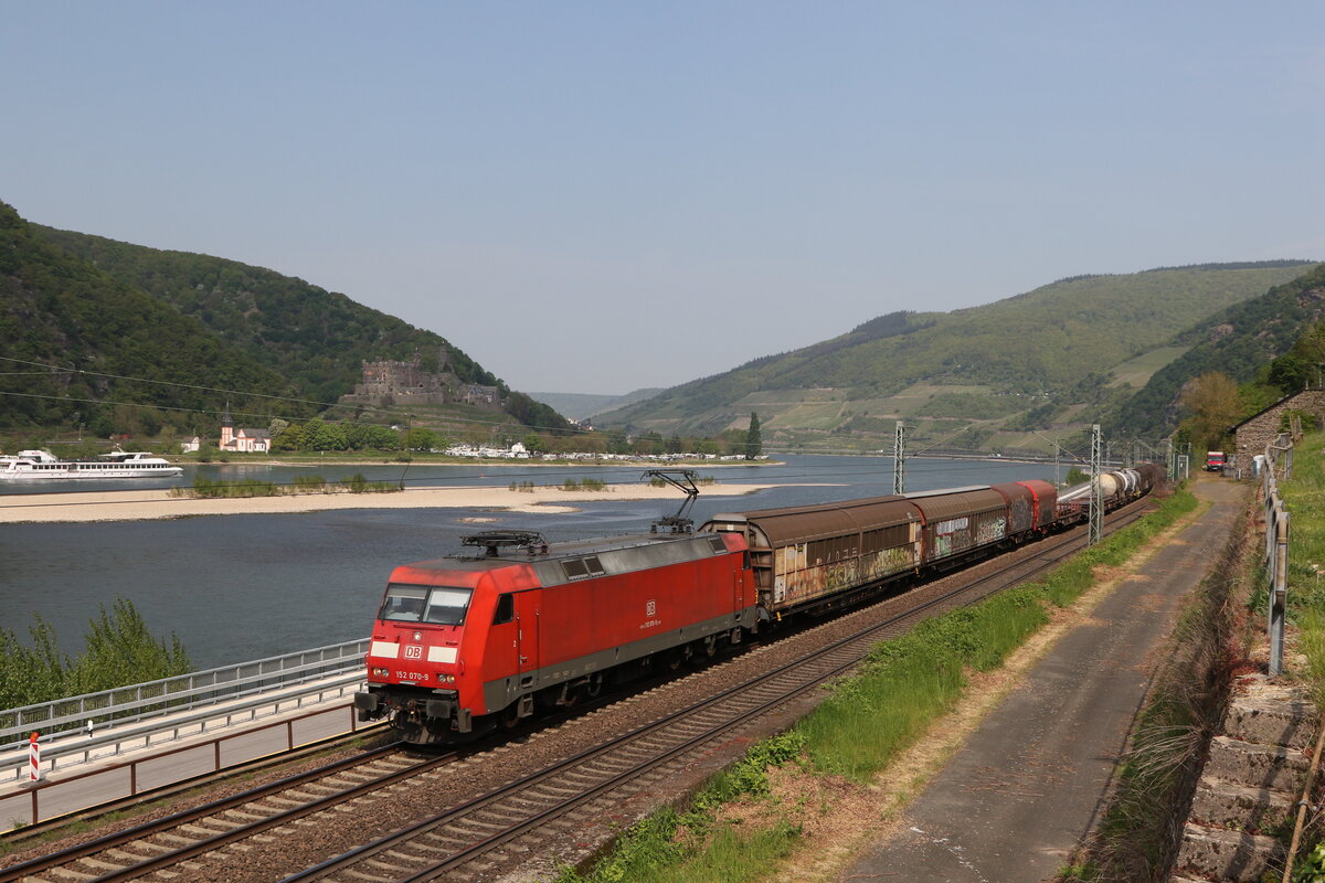 152 070 mit einem gemischten Güterzug am 3. Mai 2022 bei Assmannshausen am Rhein.