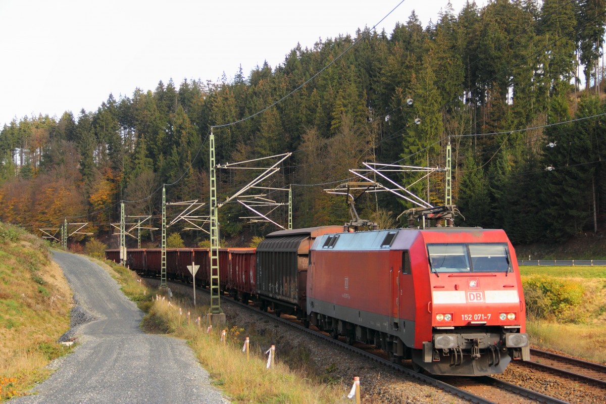 152 071-7 DB Schenker bei Steinbach am 24.10.2014.