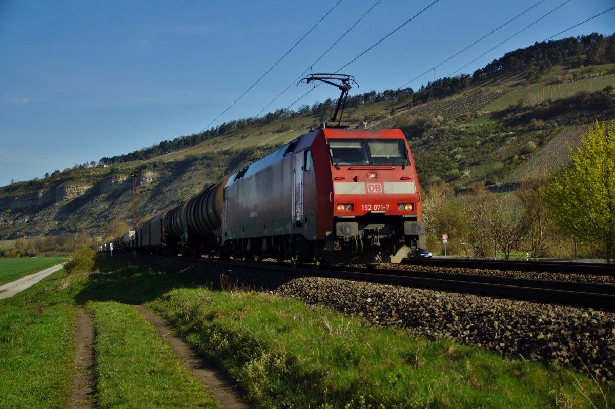 152 071-7 mit einen gemischten Güterzug bei Thüngersheim am 15.04.15.