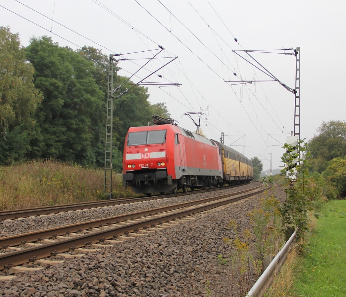152 071-7 mit geschlossenen ARS-Autotransportwagen in Fahrtrichtung Süden. Aufgenommen in Wehretal-Reichensachsen am 25.09.2013.