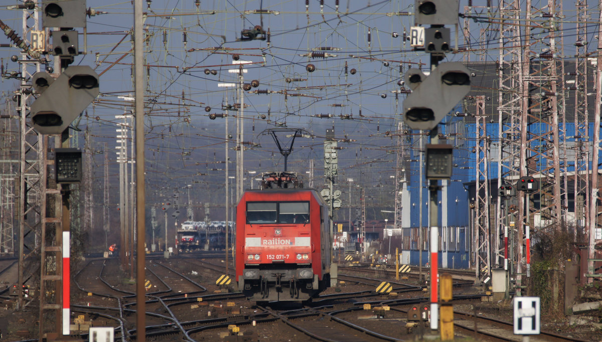 152 071-7 rangiert am 11.02.2013 im Bahnhof Osnabrück (Po).