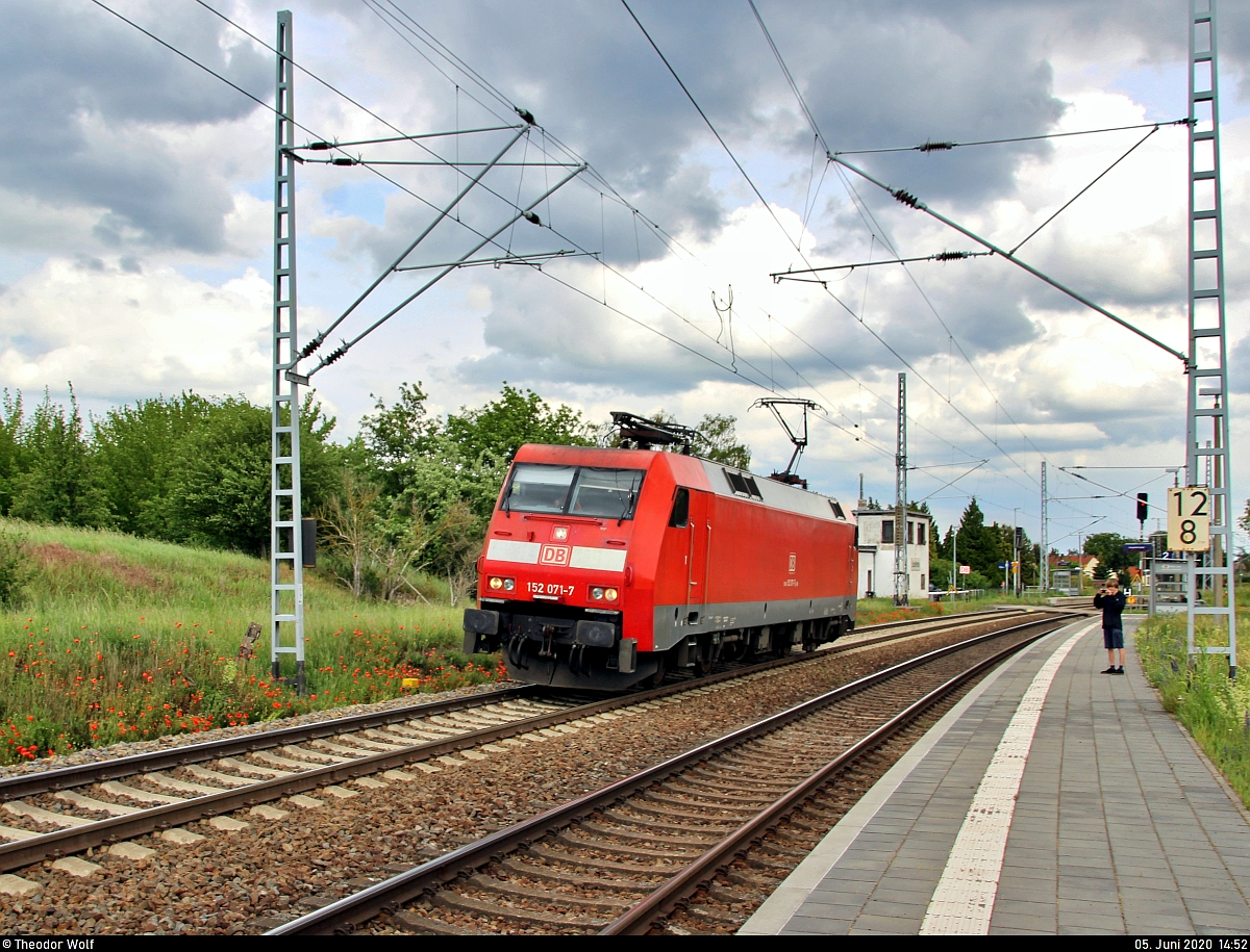152 071-7 (Siemens ES64F) DB als Tfzf durchfährt den Hp Zscherben auf der Bahnstrecke Halle–Hann. Münden (KBS 590) Richtung Teutschenthal. [5.6.2020 | 15:52 Uhr]
