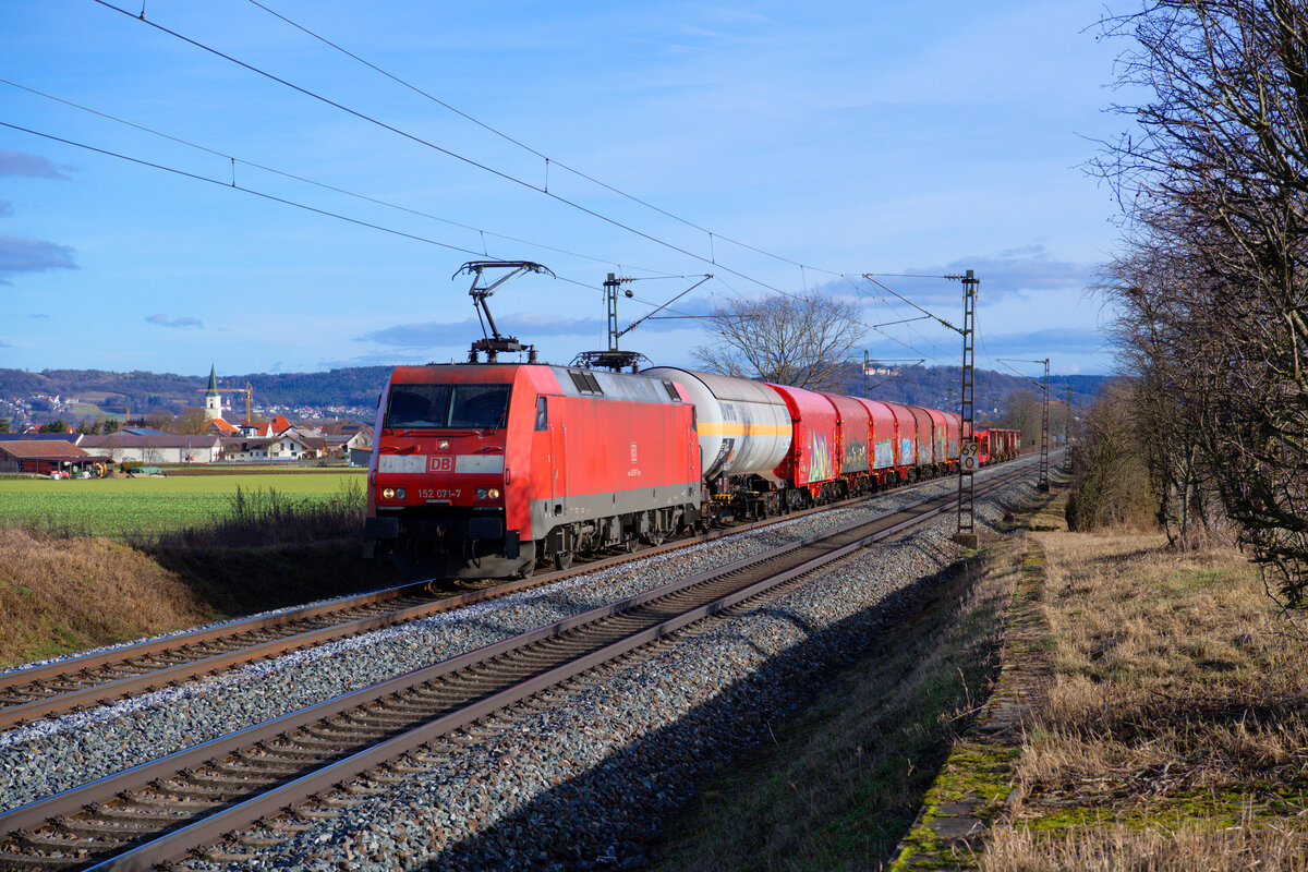 152 071 DB Cargo mit einem gemischten Güterzug bei Pölling Richtung Nürnberg, 04.02.2021 
