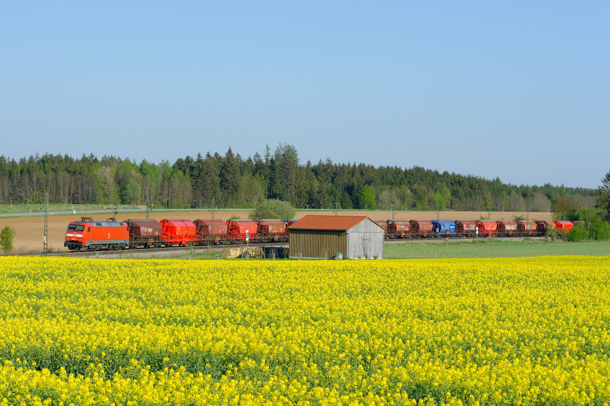 152 071 mit dem GC 60163 (Schwandorf - Stade) bei Batzhausen, 23.04.2020

