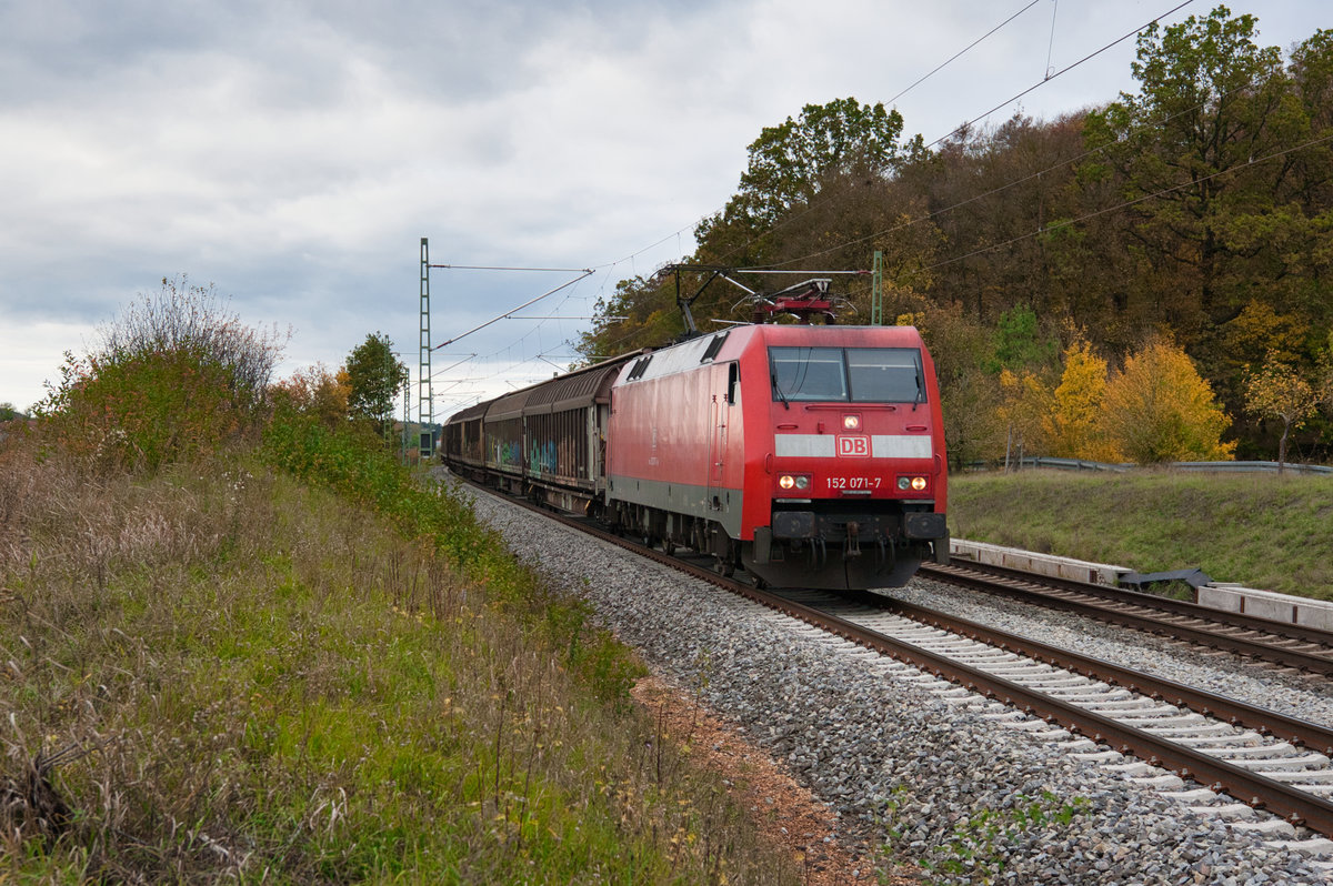 152 071 mit einem gemischten Güterzug bei Oberdachstetten Richtung Ansbach, 16.10.2019