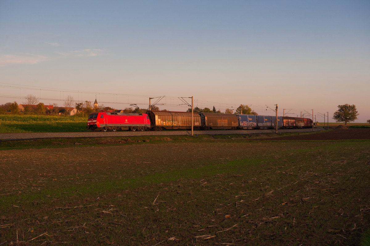 152 071 mit einem gemischten Güterzug bei Uffenheim Richtung Würzburg, 26.10.2019