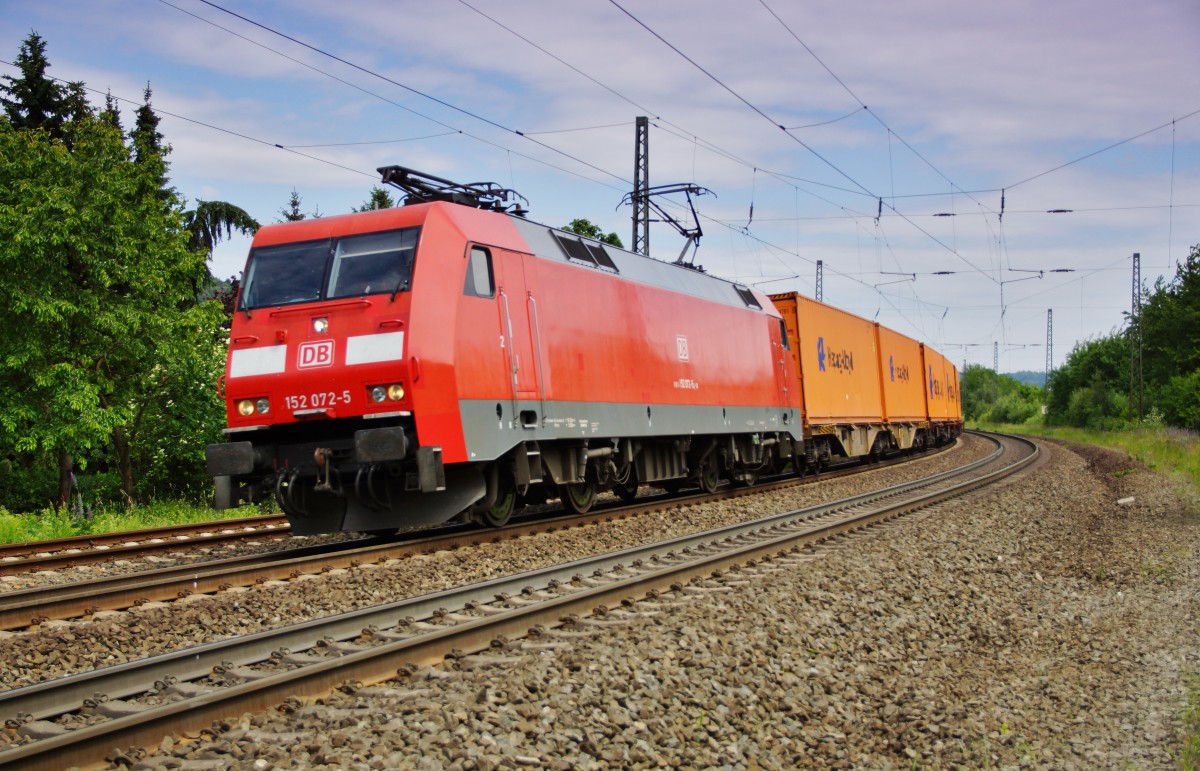 152 072-5 ist am 10.06.15 mit einen Containerzug bei Fulda/Götzenhof in Richtung Süden unterwegs.