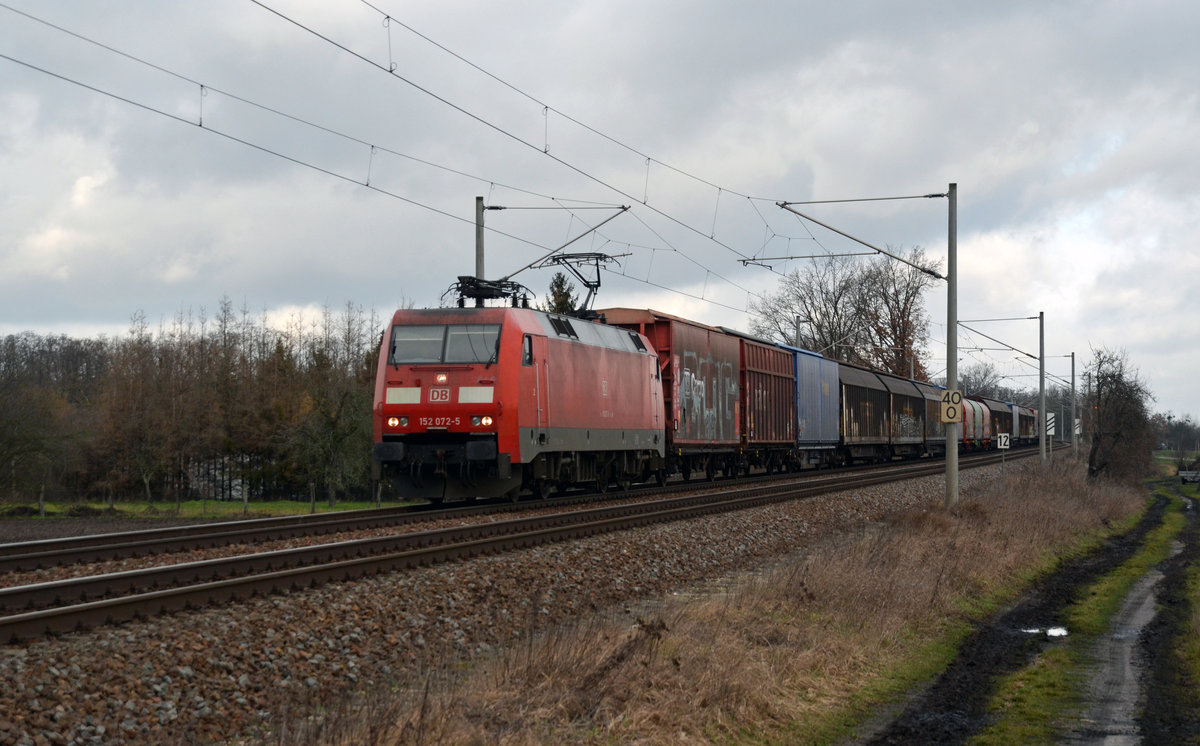 152 072 schleppte am 04.02.20 einen Autologistikzug durch Jeßnitz Richtung Bitterfeld.
