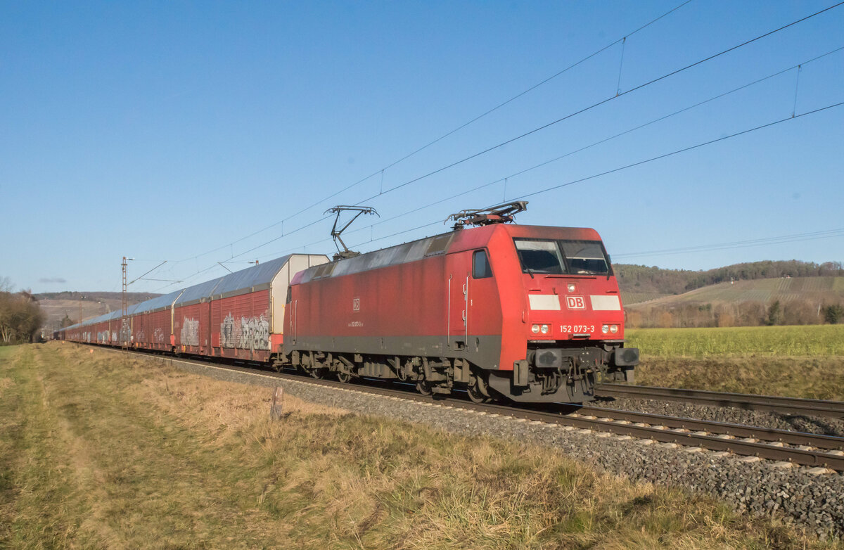 152 073-3 mit einem Ganzzug am 21.12.2021 bei Retzbach.