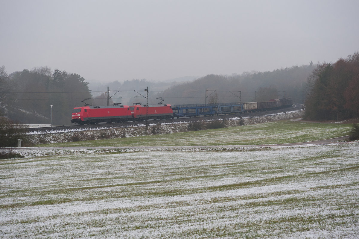 152 074 und 152 142 mit einem gemischten Güterzug bei Laaber Richtung Regensburg, 22.11.2018