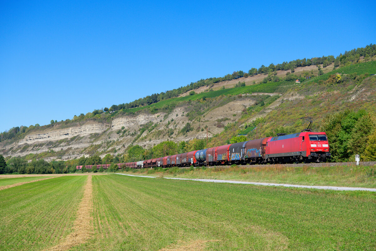 152 074 DB Cargo mit einem gemischten Güterzug bei Thüngersheim Richtung Würzburg, 09.09.2020