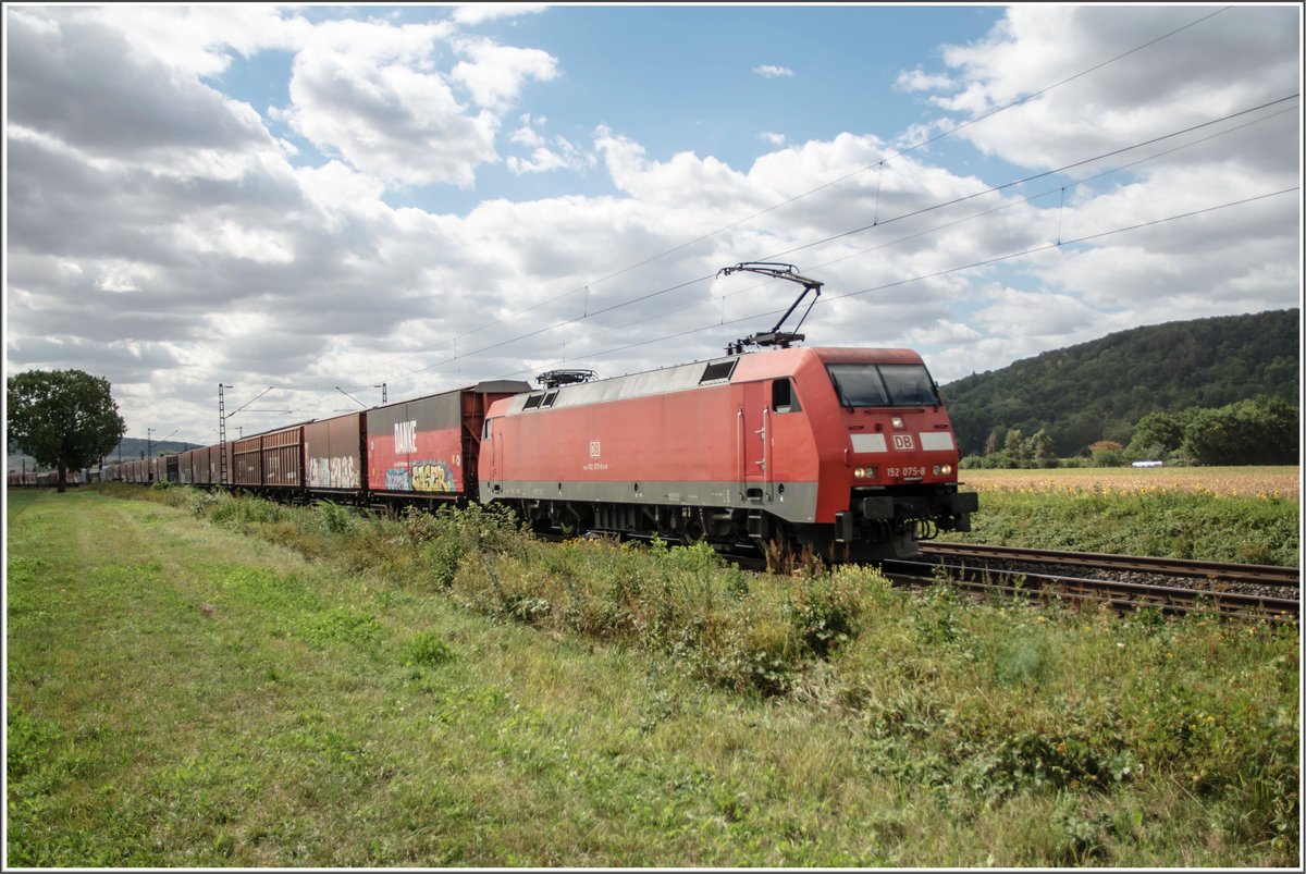 152 075-8 ist am 26.08.2020 mit einen Autozug in Richtung Norden bei Himmelstadt unterwegs.