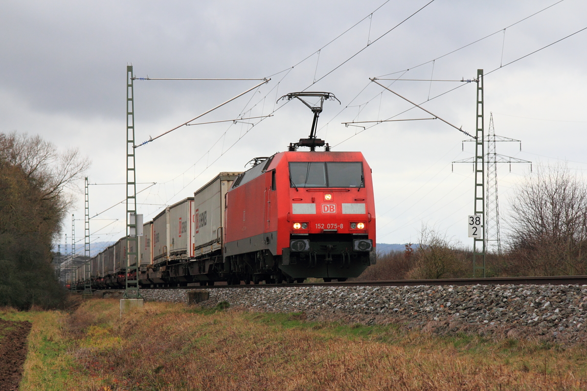 152 075-8 DB Schenker bei Gruben am 21.11.2015.