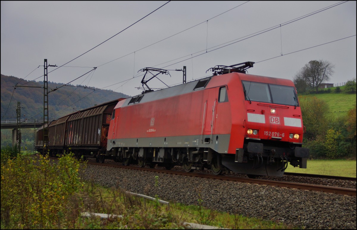 152 076-6 ist mit einen Schiebewandzug am 28.10.14 bei Hermannspiegel unterwegs.