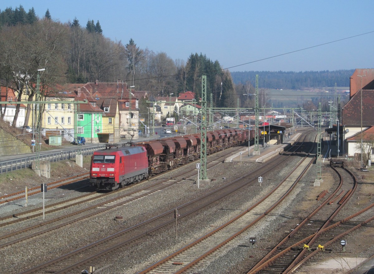 152 076-6 steht am 11. März 2014 mit einem gemischten Güterzug auf Gleis 4 im Bahnhof Kronach.