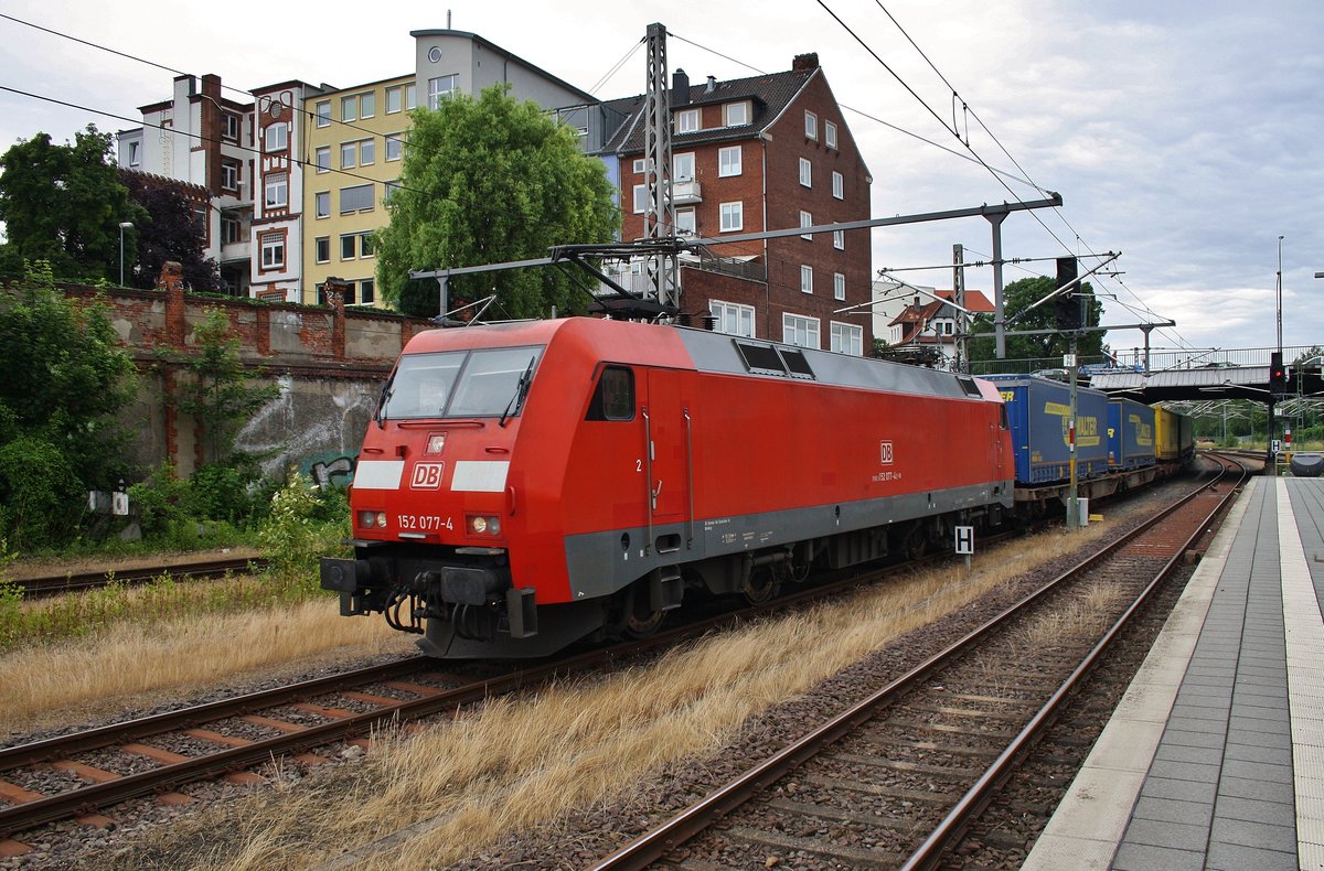 152 077-4 durchfährt am 25.6.2017 den Lübecker Hauptbahnhof mit einem KLV-Zug in Richtung Süden.