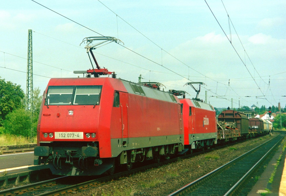 152 077 mit Gterzug Richtung Fulda am 17.08.2001 in Hnfeld