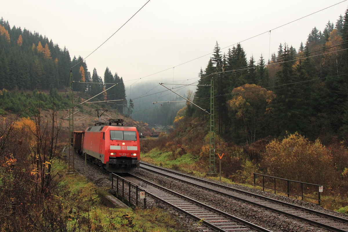 152 078-2 DB Schenker bei Förtschendorf im Frankenwald am 09.11.2015.