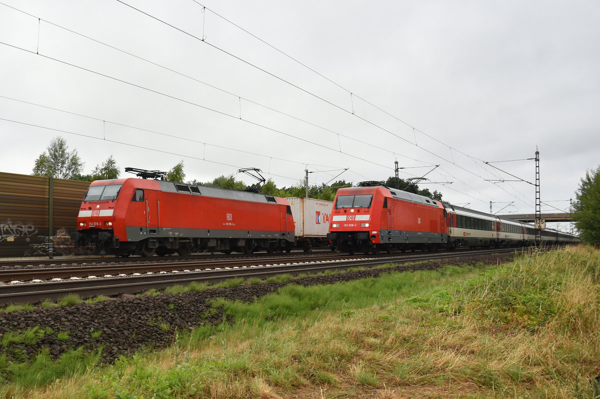152 078-2 der DB Schenker Rail Deutschland AG mit Container und 101 098-2 mit einem Personenzug der SBB auf gleich Höhe, unterwegs in Richtung Lüneburg. Höhe Bardowick, 10.07.2018.