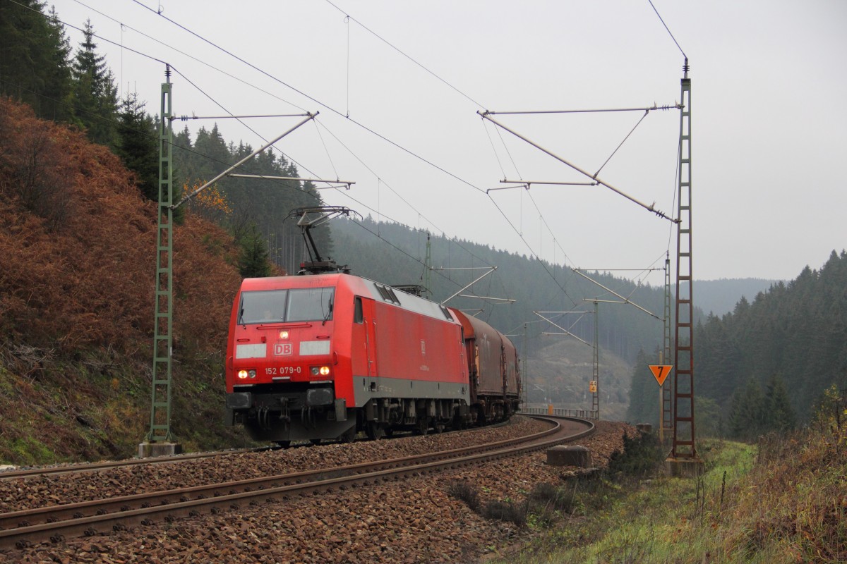 152 079-0 DB Schenker im Frankenwald bei Steinbach am 14.11.2014.
