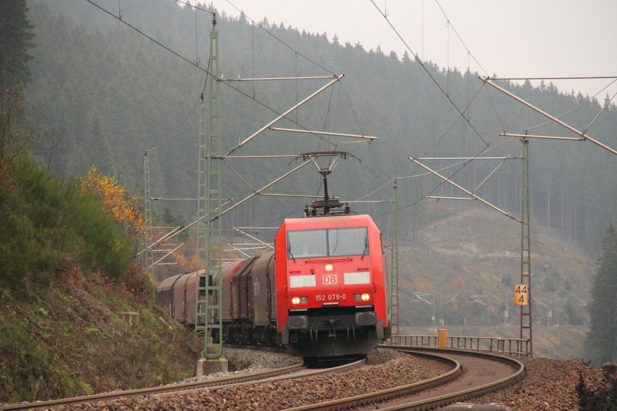 152 079-0 DB Schenker im Frankenwald bei Steinbach am 14.11.2014.