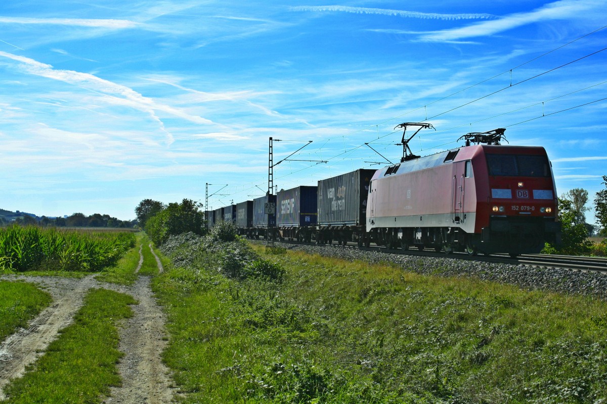 152 079-0 mit einem KLV-Zug gen Norden am Nachmittag des 19.10.13 nrdlich von Mllheim (Baden) auf Hhe des Stadtteils Hgelheim.