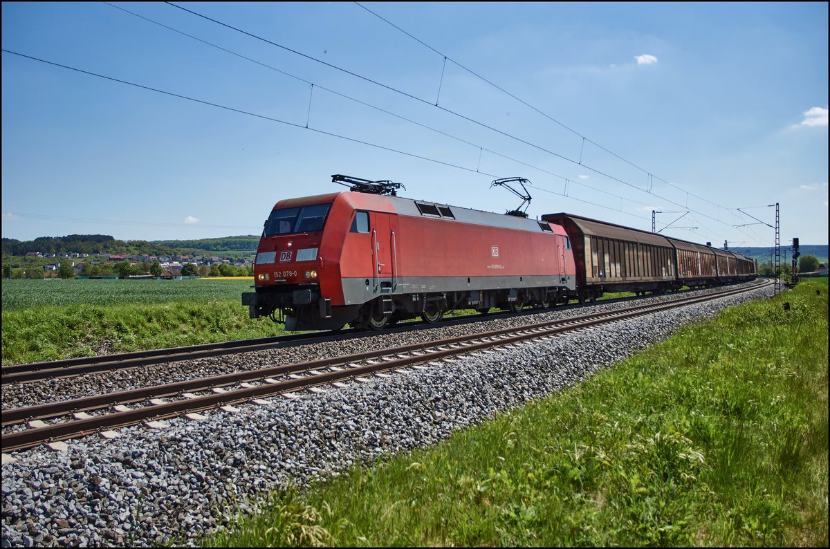 152 079-0 ist mit einen Schiebewandzug von Würzburg/M. kommend bei Retzbach-Zellingen am 10.05.2017 zu sehen.