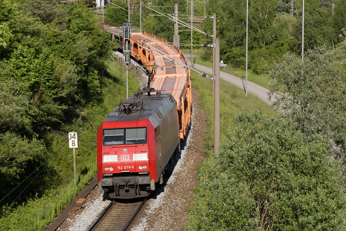 152 079 befährt mit Autotransportwagen die nördl. Umgehung des Rangierbahnhofs München Nord, 28.05.2015