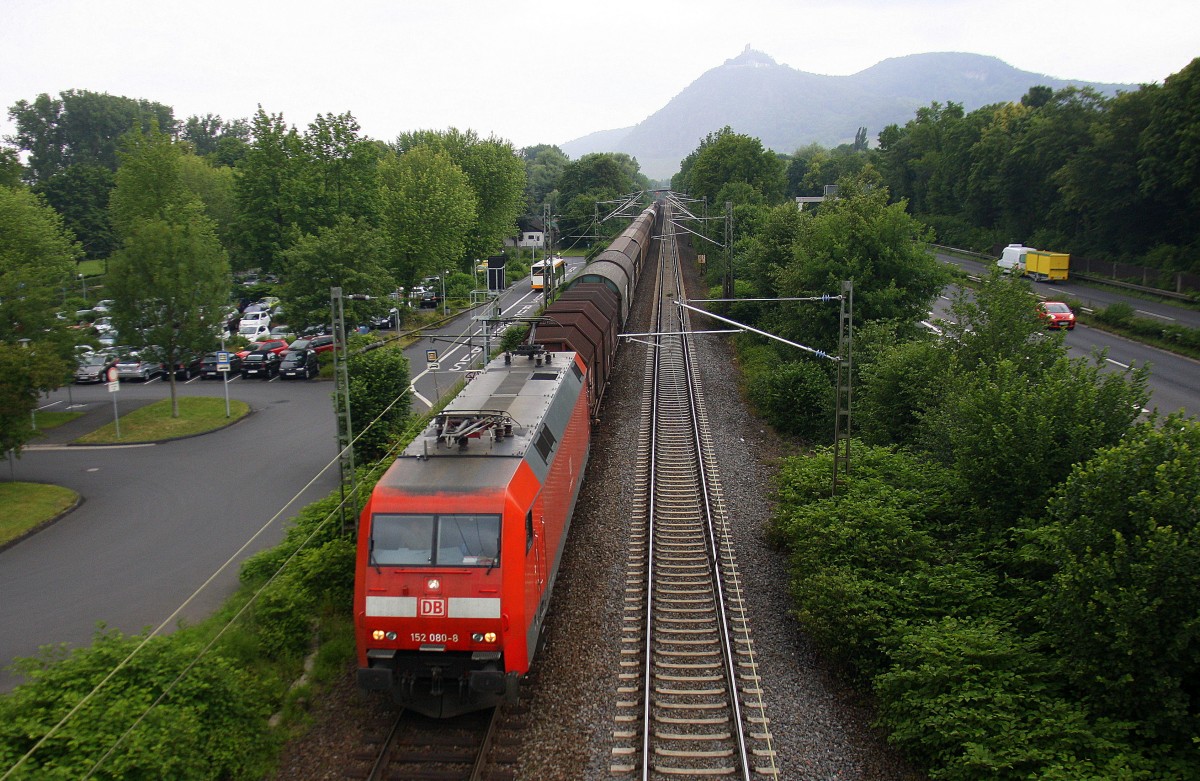 152 080-8 DB  kommt aus Richtung Köln mit einem langen gemischten Güterzug aus Köln-Gremberg(D) nach Süden und fährt in Richtung Koblenz auf der Rechte Rheinstrecke KBS 465 bei Bad-Honnef am Rhein.
Bei Regenwetter am Mittag vom 19.6.2015.