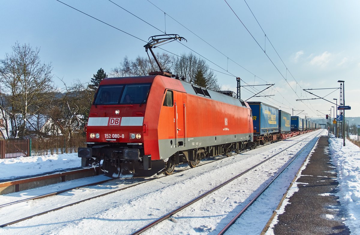 152 080-8 ist mit einen Walterzug in Richtung Saalfeld/Saale am 18.01.2014 bei Gundelsdorf unterwegs.