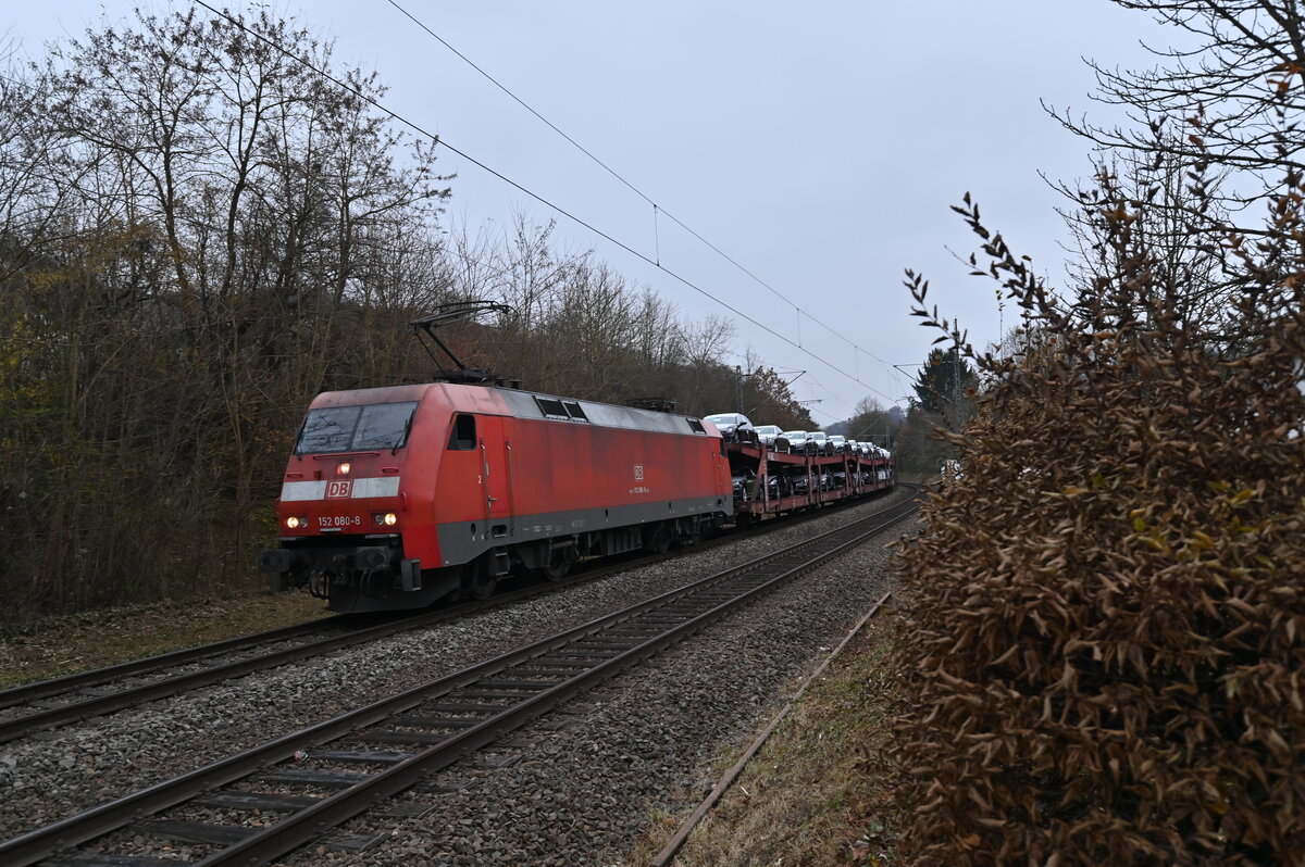 152 080 ist mit dem AUDI Zug von Neckarsulm gen Heidelberg fahrend in Neckargerach am Mittag des 25.11.2021 unterwegs.
