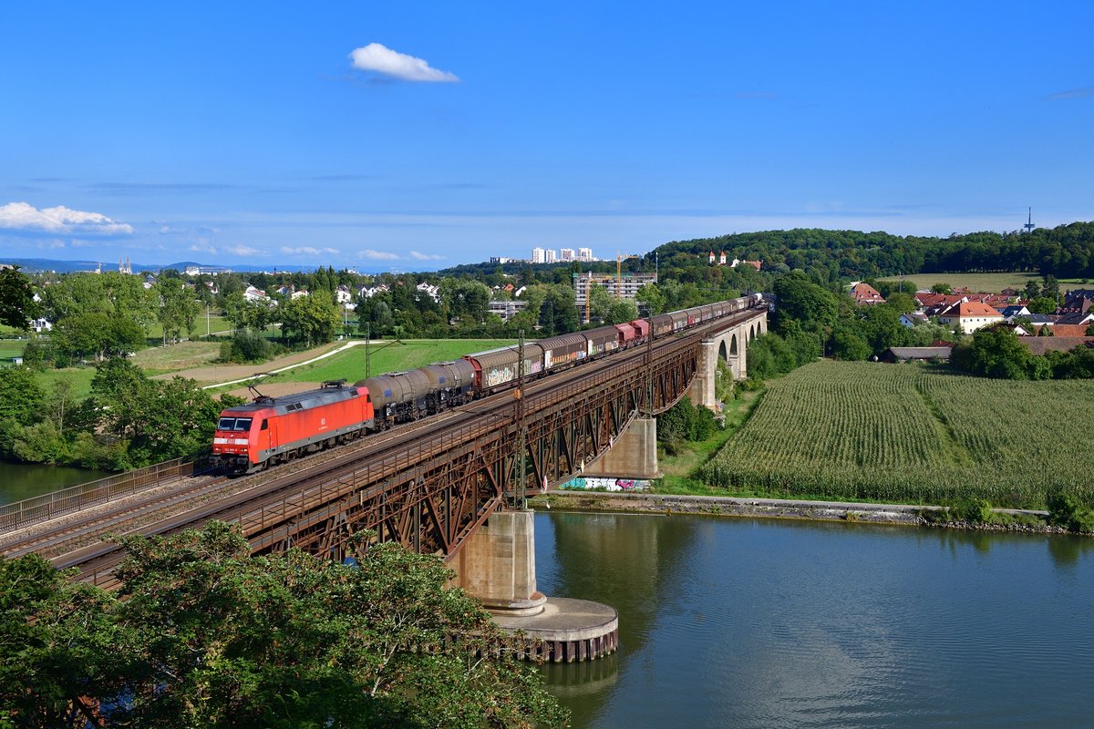 152 080 mit einem Güterzug am 11.09.2019 bei Regensburg-Prüfening. 