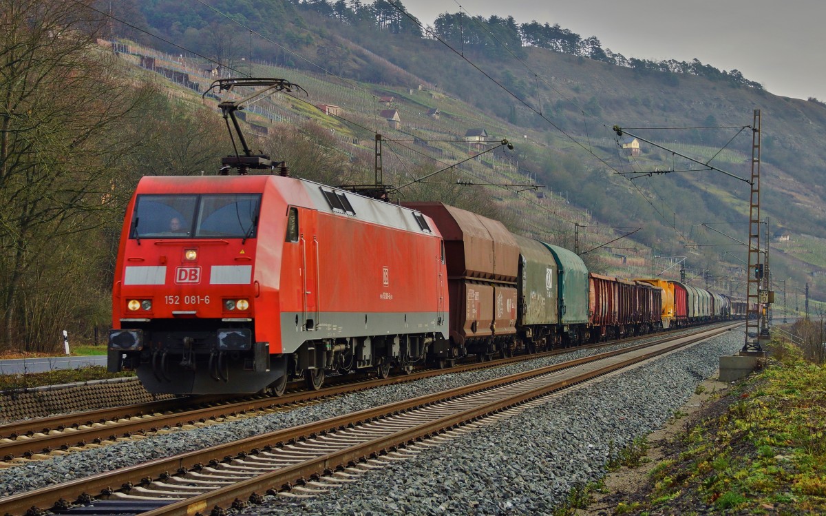 152 081-6 zu sehen mit einen gemischten Güterzug am 09.12.15 bei Gambach.
