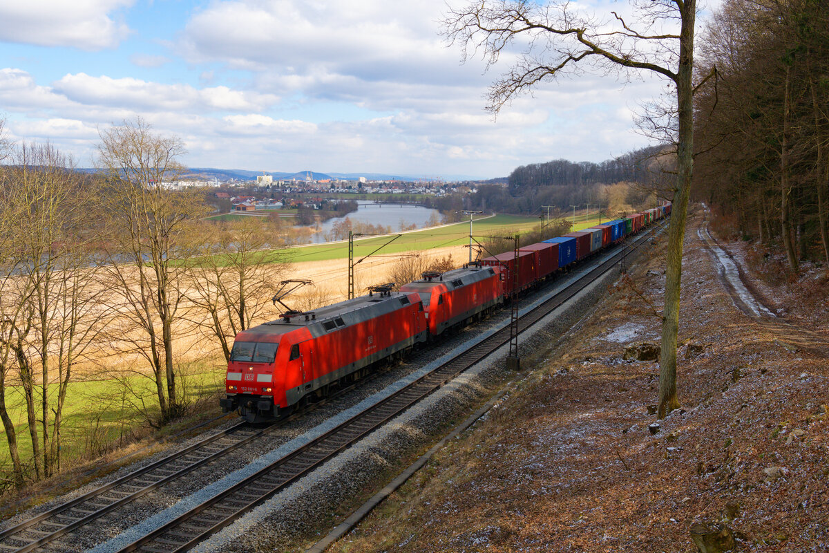 152 081 DB Cargo und 152 104 DB Cargo mit einem Containerzug bei Etterzhausen Richtung Nürnberg, 20.03.2021