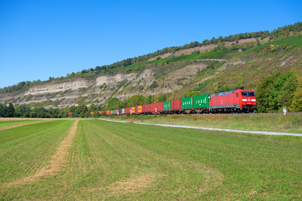 152 081 DB Cargo mit einem Containerzug bei Thüngersheim Richtung Würzburg, 09.09.2020