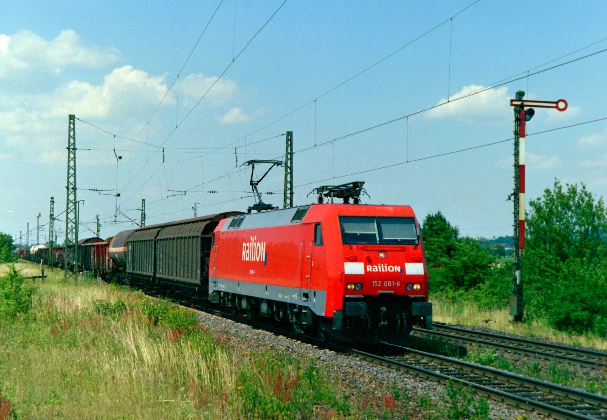 152 081 mit Gterzug Richtung Nrnberg am 05.07.2006 in Eggolsheim