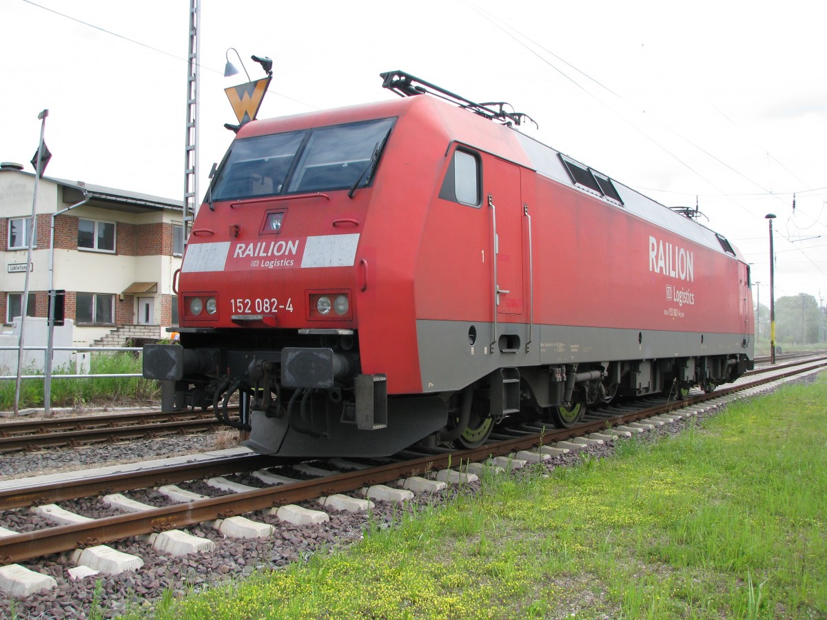 152 082 4 am 13.06.2010 im Bahnhof von Wismar abgestellt für weitere Leistungen im Güterverkehr