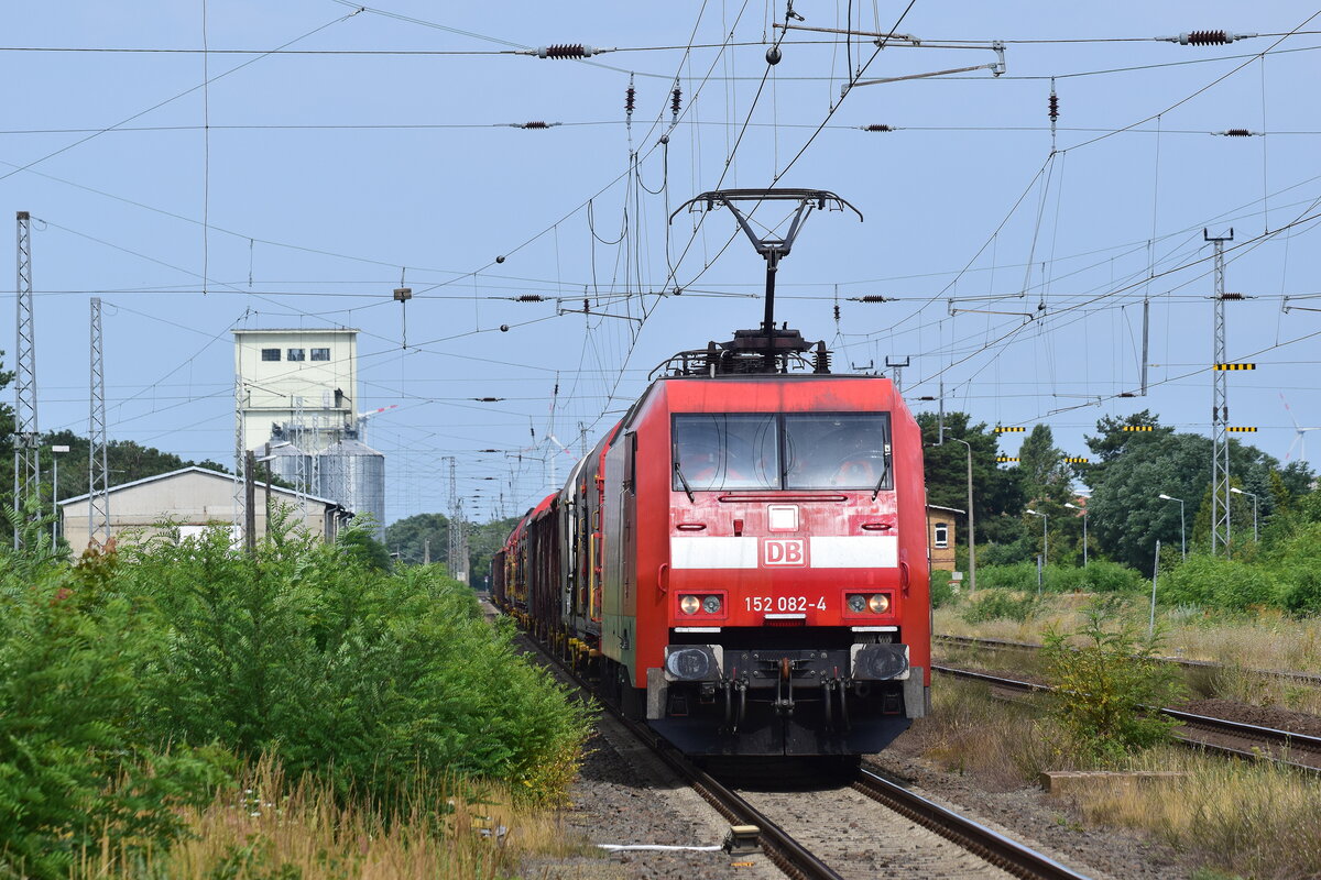 152 082-4 fährt mit einem gemischten Güterzug durch Jessen in Richtung Falkenberg.

Jessen 27.07.2023