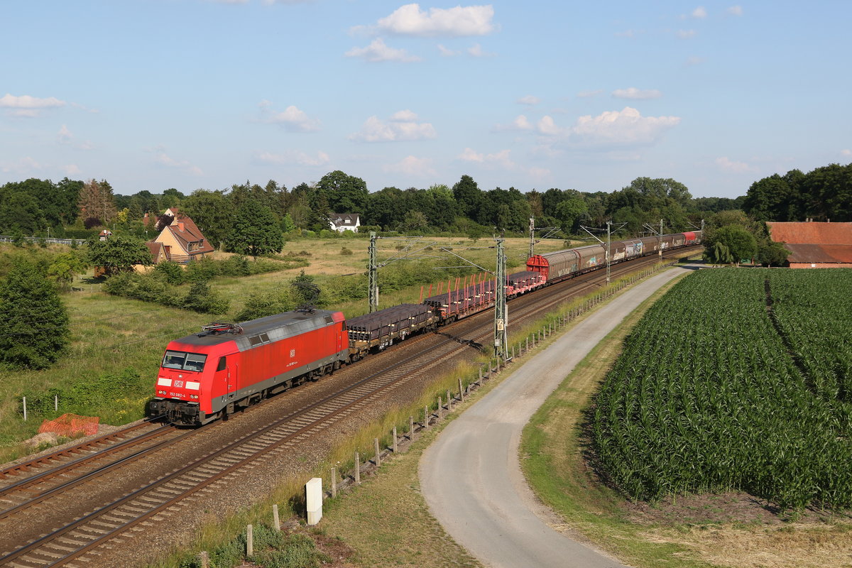 152 082 mit einem gemischten Güterzug am 25. Juni 2020 bei Langwedel.