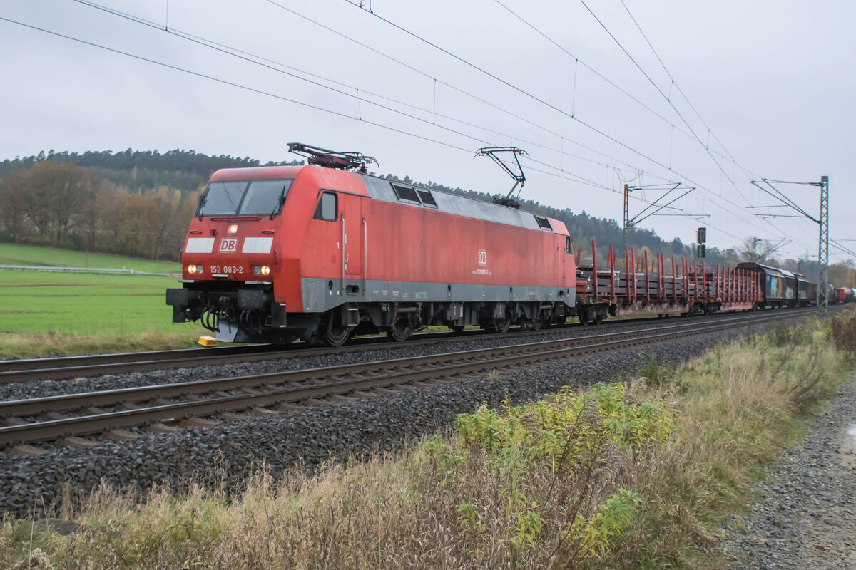 152 083-2 ist am 13.11.2024 mit einem gemischten Güterzug bei Kerzell unterwegs.