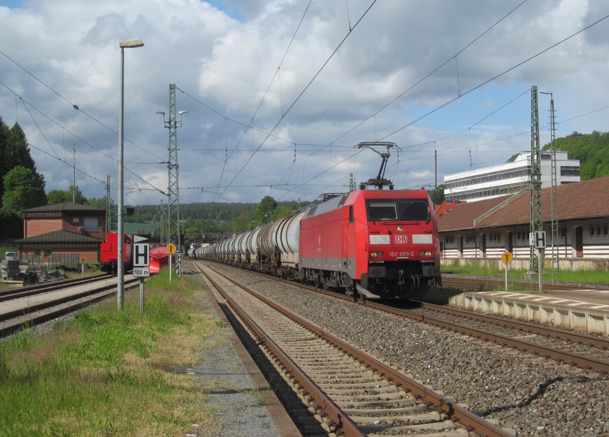 152 083-2 zieht am 14. Mai 2014 einen Kesselwagenzug durch Kronach in Richtung Lichtenfels.