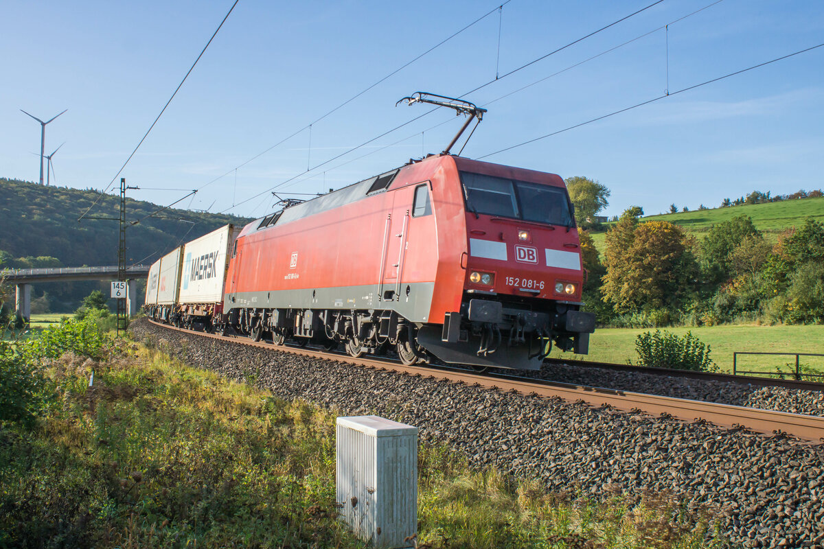 152 084-6 ist in Richtung Bebra unterwegs,gesehen am 11.10.2023 bei Hermannspiegel.