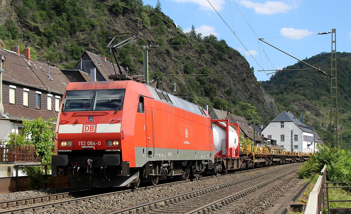 152 084 mit einem kurzen Flachwagenzug nahe Lahnstein am 30.07.2021