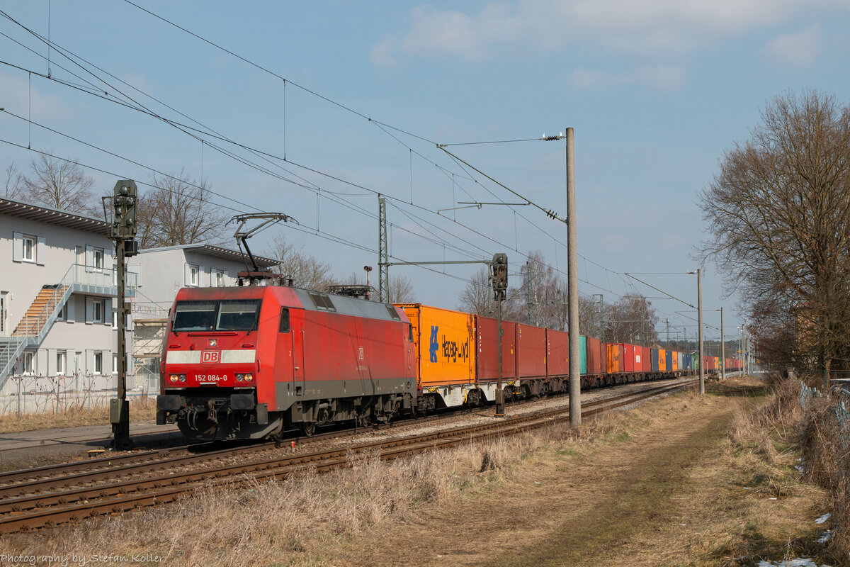 152 084 mit einem umgeleiteten Containerzug durchs Donautal. 5.2.2017 Abensberg