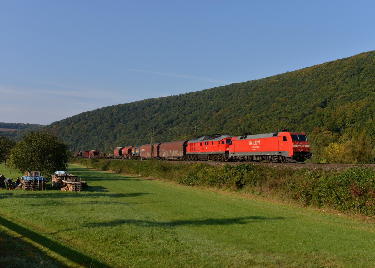 152 085 + 232 302 mit einem Gterzug am 28.09.2013 bei Wernfeld.